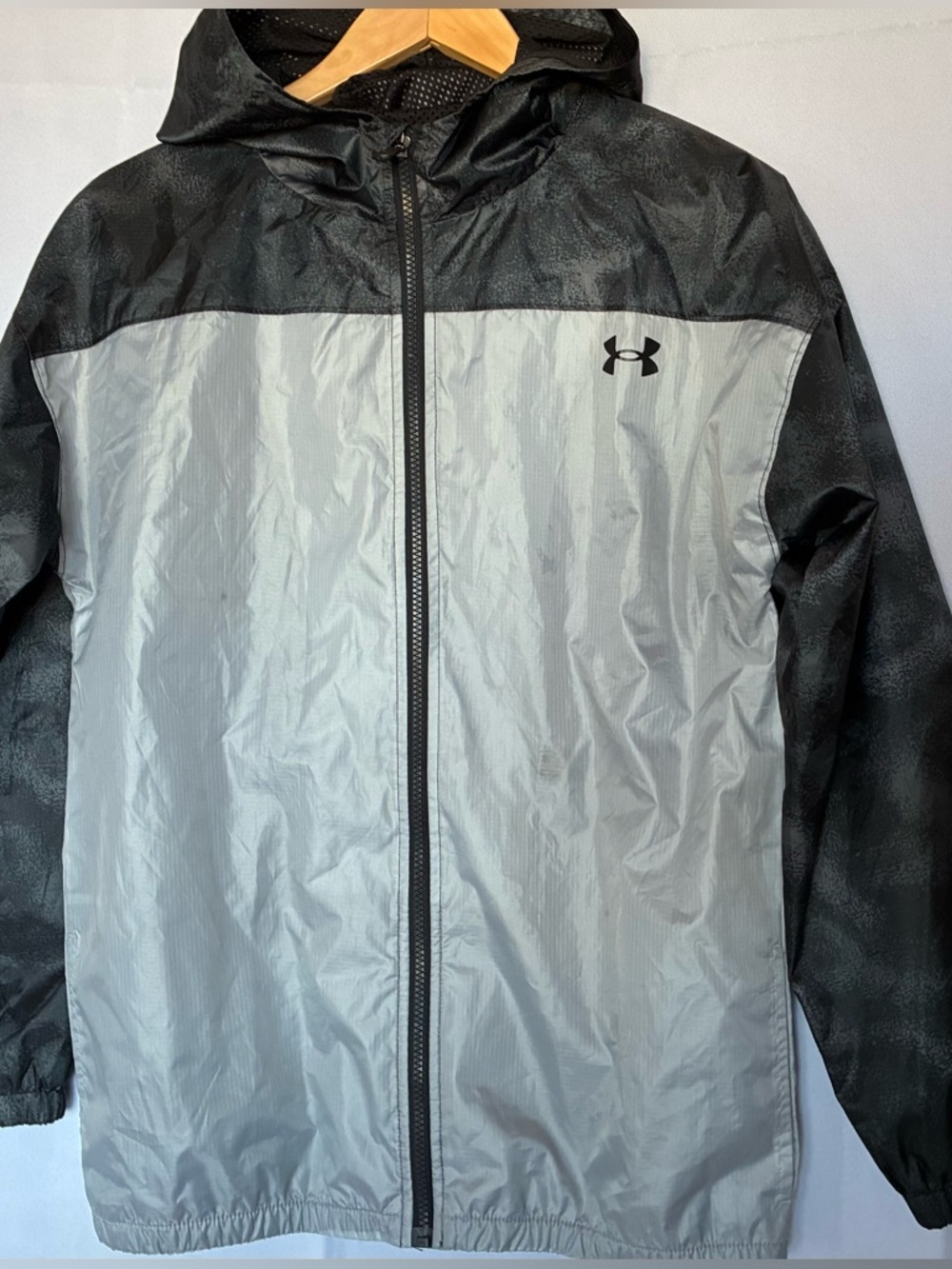 UNDER ARMOUR boys size XL hooded wind jacket